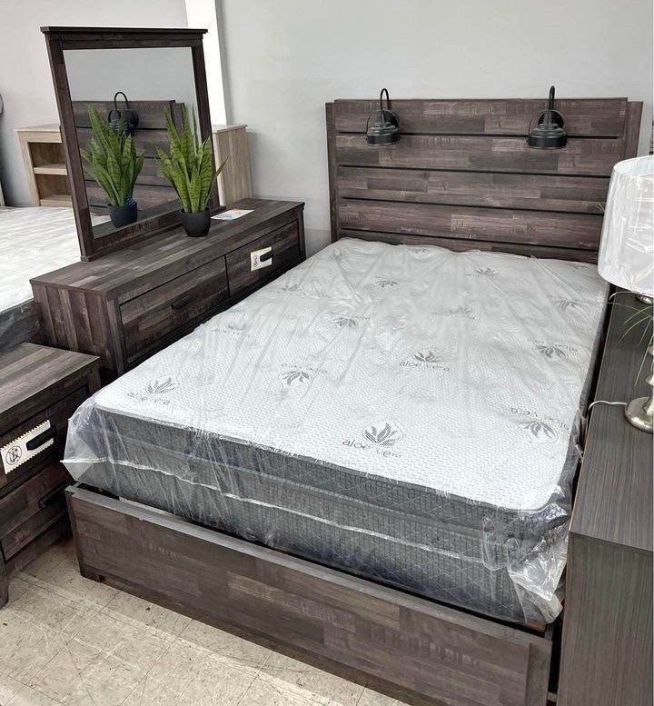 Solid Wood Queen Bedroom Set Night Stand Dresser And Chest