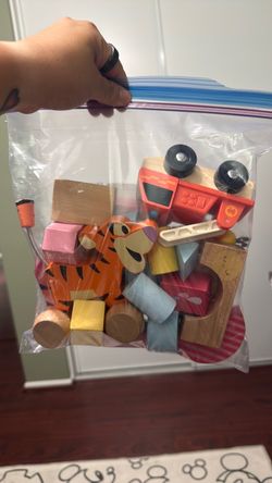 Random blocks bag, Pooh bear set, Tigger on wheels, fire truck