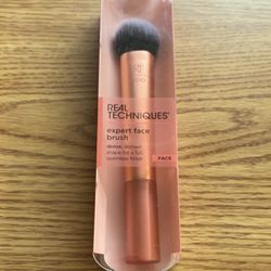 Real Techniques Expert Face Brush