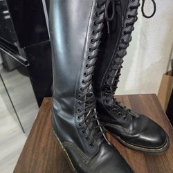 Dr MARTENS 20 Eyelet Boots
