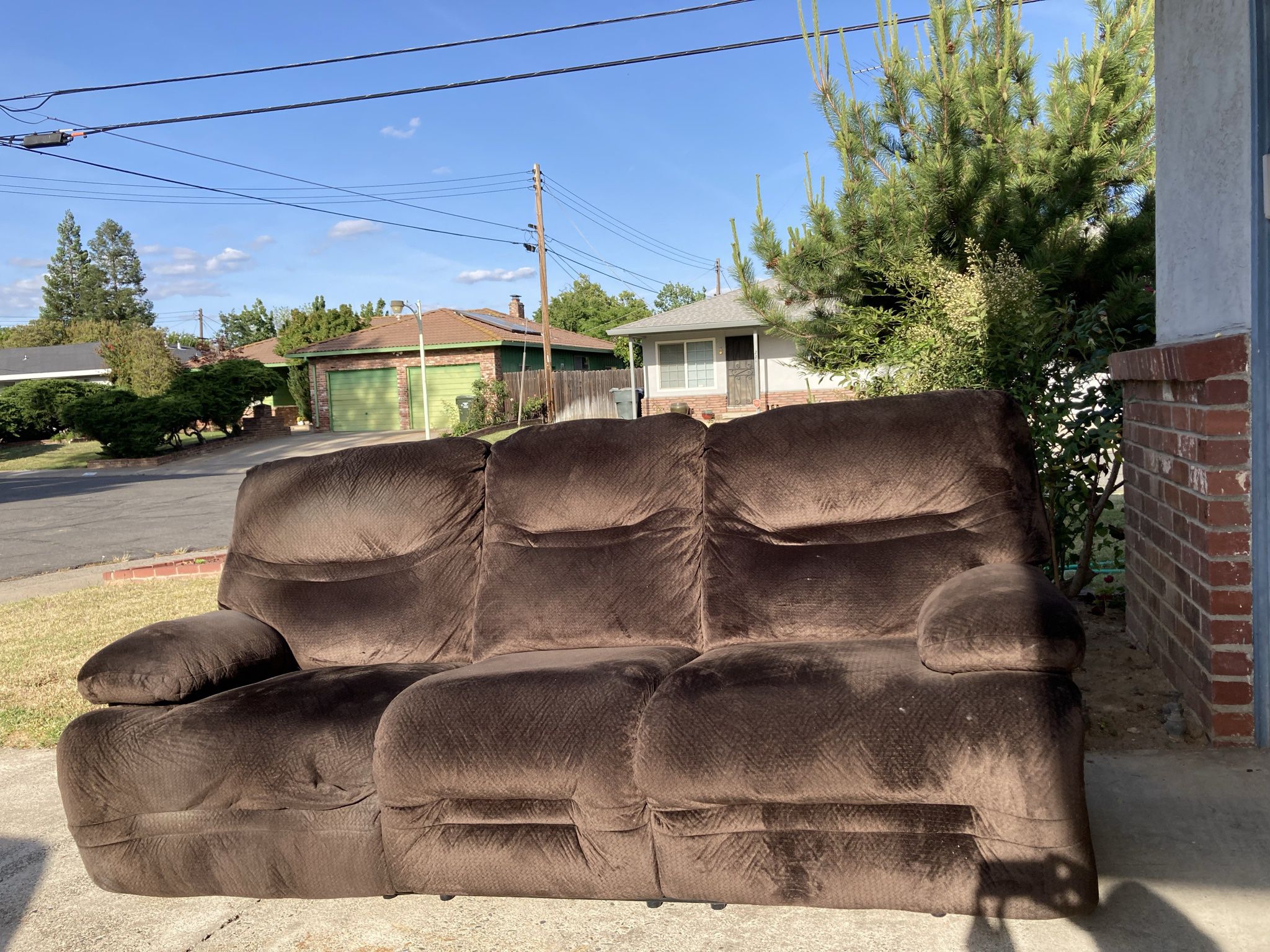 Beautiful Brown Recliner Couch W/ FREE DELIVERY