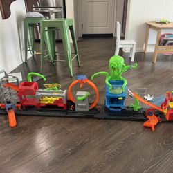 Hotwheels Garage Wash Car Set Octopus And Fire station 