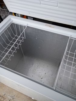 Hotpoint 9 cu ft  deep freezer