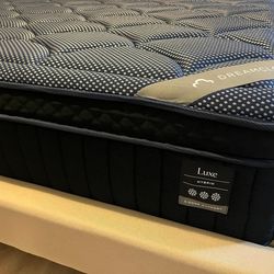 Queen Dreamcloud Luxe Hybrid Mattress - Like New