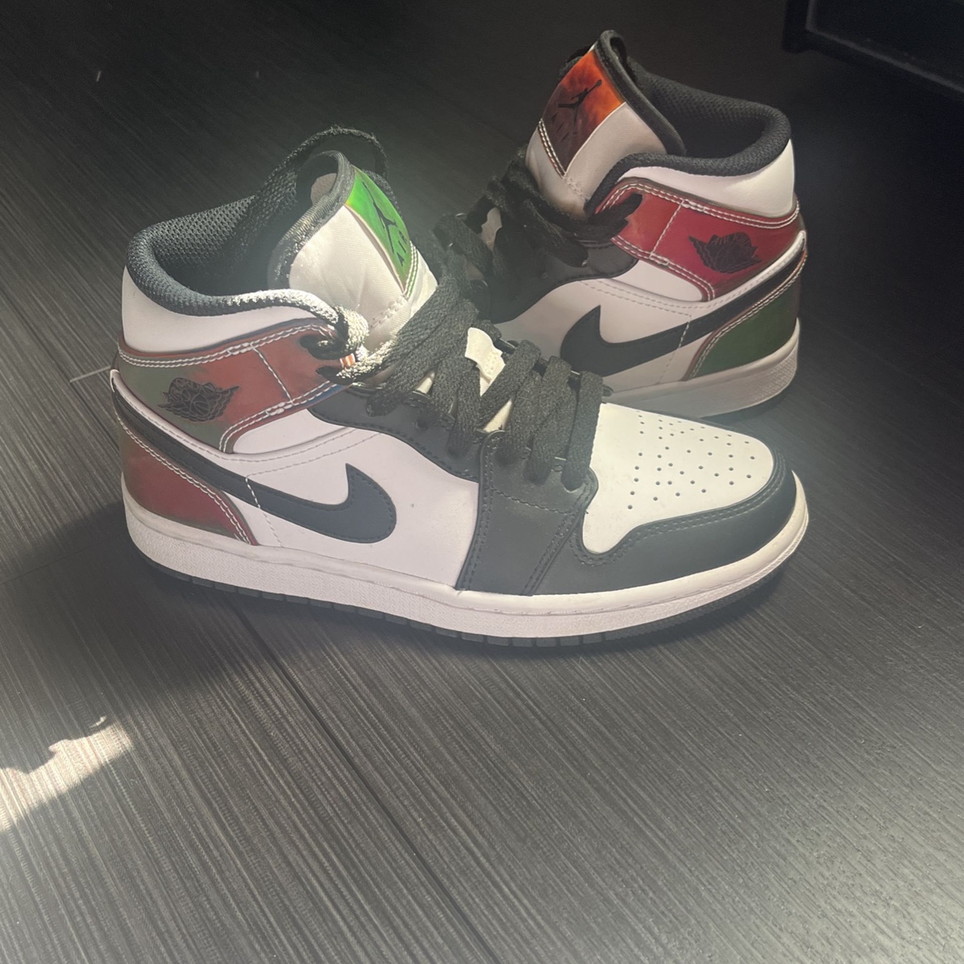 Air Jordan 1 Mid ‘Heat Reactive-Color Change’