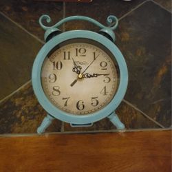 Clock Battery Operated OLD Style Look