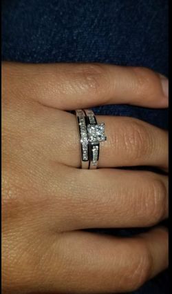 14k white gold ring and diamonds $950