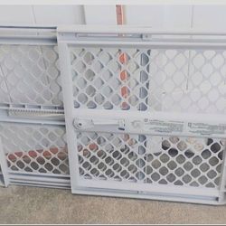 Safety Gate Excellent Condition  26" Wide to 46" Wide 26" Tall