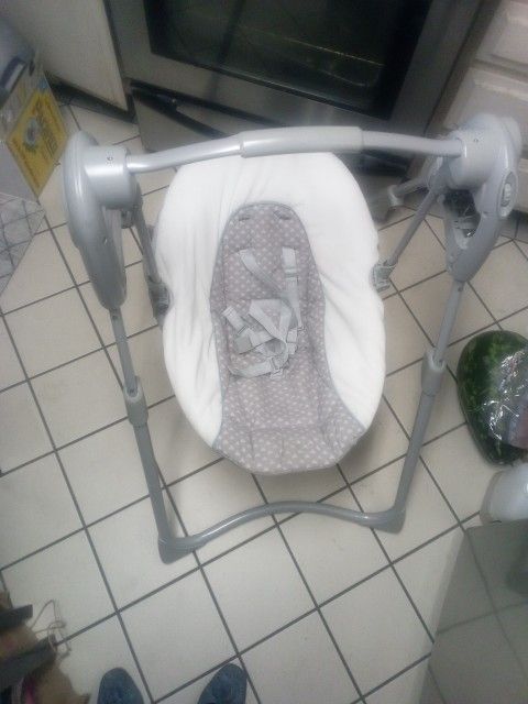 Graco Baby Swing: Foldable Height Adjustable Battery And Manual Operated. In Very Good Condition.