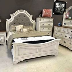 Realyn Chipped White Panel Bedroom Set