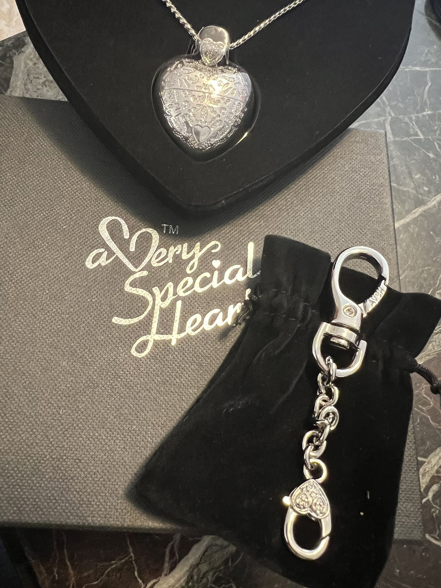 New Vintage silver tone” A Very Special Heart” 🩷USB & Small Item locket pendant necklace 1silver / 1gold Option