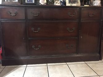 Dresser/buffet $300,missing 1 knob