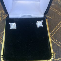 14 K W Gold DIAMOND STUDS EARRINGS PRINCESS CUT 0.68 Cts