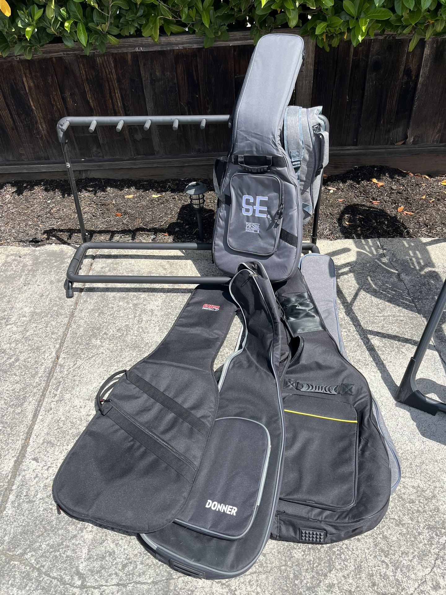 8 Guitar Rack And Soft Guitar Cases