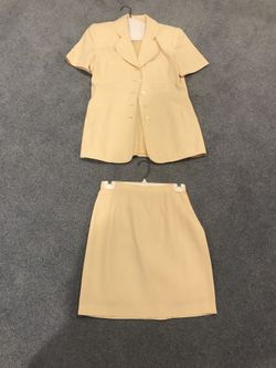 Skirt suit