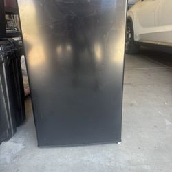 Mini fridge 