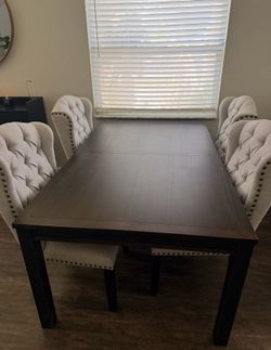 Dining Room Table Set w/ 4 Tufted Chairs - Excellent Condition