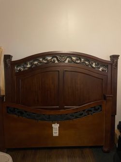 Like New Queen Size wood bed