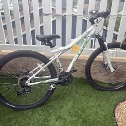  Mountian Bike Like New! 26 Inch 21 Speed Suntour