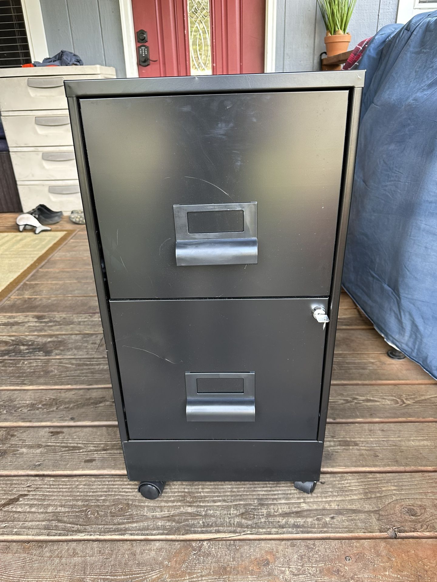 Lacking metal file cabinet