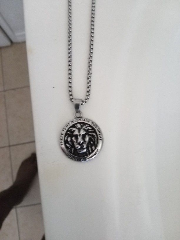 SILVER LIONS PENDENT W CHAIN