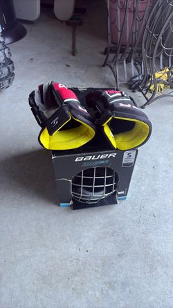 Free Hockey Stuff - gloves helmet