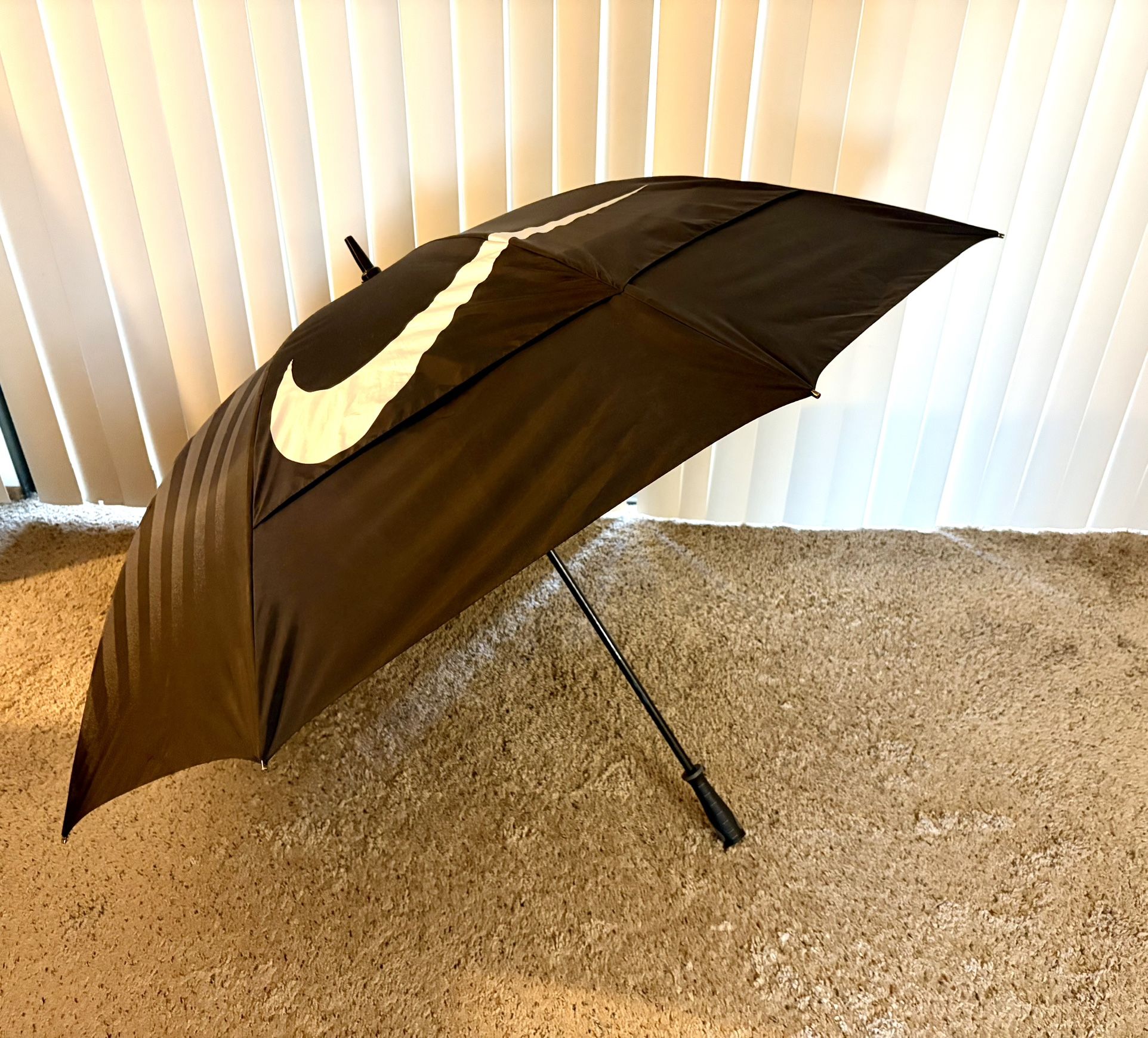 ☔ Nike Large Golf-Style Umbrella – Excellent Condition