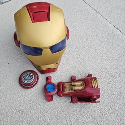 2010 Collectable Marvel IRON MAN Deluxe Helmet and Accessories 