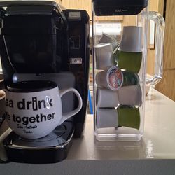 Vendo Bonita cafetera keuring  con jarra  y cafes