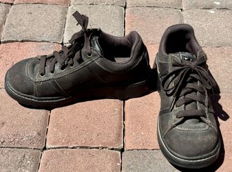 Size 9 Skechers