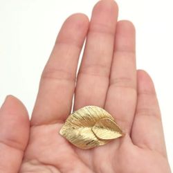 Vtg SIGNED AMWAY 3D brushed gold tone metal Brooch Pin GEOMETRIC TEXTURED LEAF