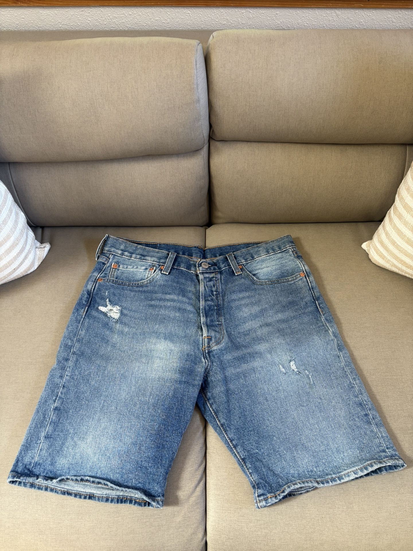 Levi’s 501 Button-Fly Jean Shorts – Men’s Size 33