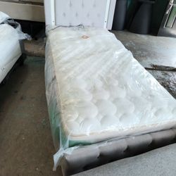 Twin Tuffted. Lites Bed Frame And Mattress 