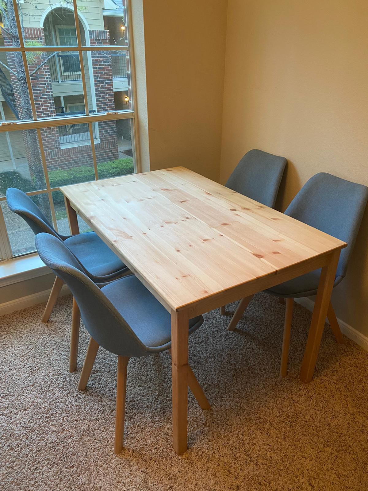 Dining Table and chairs (delivery)