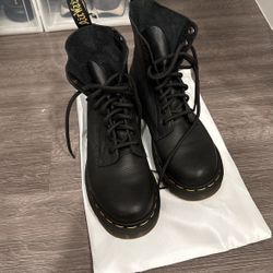 Dr. Martens 1460 WOMEN'S SMOOTH LEATHER LACE UP BOOTS