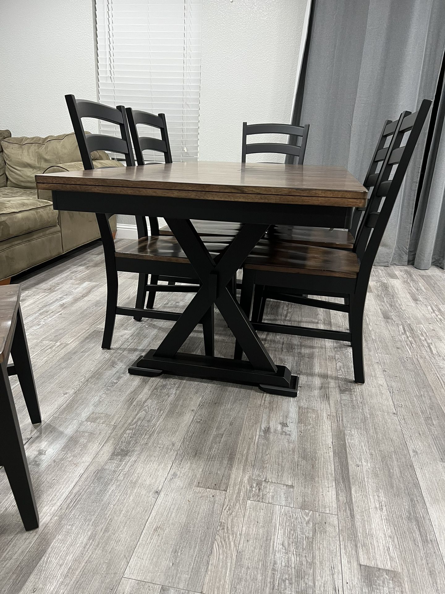 Dining Table And Chairs Wood Table With 6 Chairs ! Kitchen Table ! Table With Leaf ! Free Delivery 
