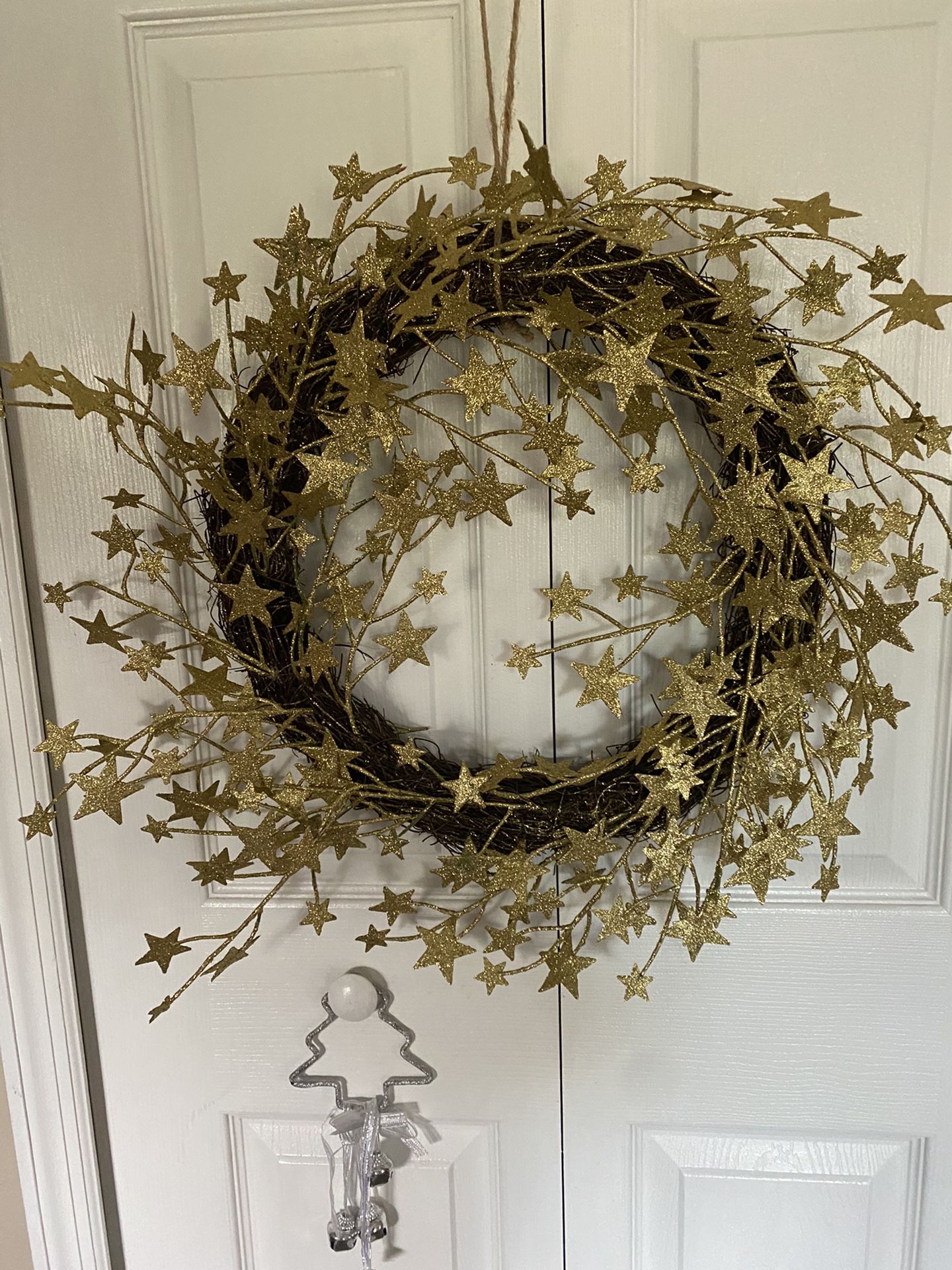 Beautiful wreath with stars gold