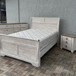Ashley Furniture bedroom set Queen size. with mattress and box spring. Like new!! I can deliver for an additional cost. 