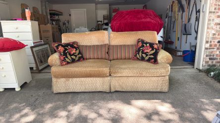 Sofa w/pillows