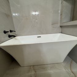Acrylic Flatbottom Freestanding Bathtub in White