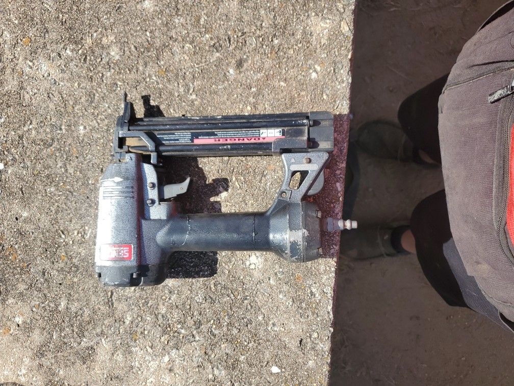 Senco FinishPro 15 Pneumatic 18 Gauge Brad Nailer