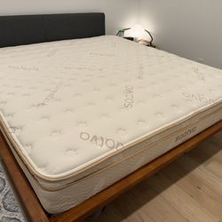 Like New Saatva Classic 11.5" Plush King Mattress