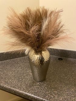 Vase with feathers