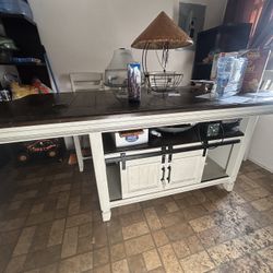 Dinner table with 4 Chairs And 1 Bench