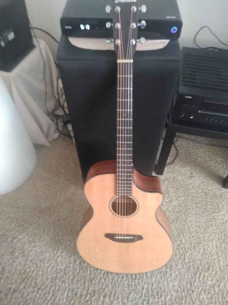 Breedlove Discovery C o n c e r t o to Electric Acoustic With Built-in Tuner Soft Case Included .