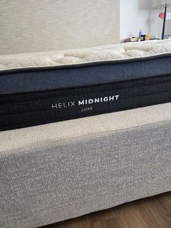 Helix
Luxe Midnight Mattress (1 King size, Cover: GlacioTex + CoolForce Layer, Top Layer: Original Layer)