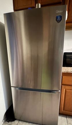 Refrigerator 18.7 Bottom Freezer