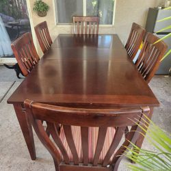 Table W/6 chairs
