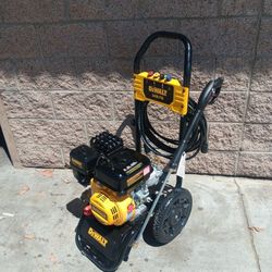 DEWALT 3400 PSI 2.5 GPM Gas Cold Water Pressure Washer With 208cc Engine
