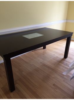  Dining Table With Beautiful Glass Centerpiece 